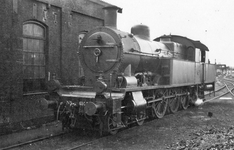 165351 Afbeelding van de stoomlocomotief nr. 6105 (serie 6100) van de N.S. bij het locomotiefdepot te Den Haag S.S.